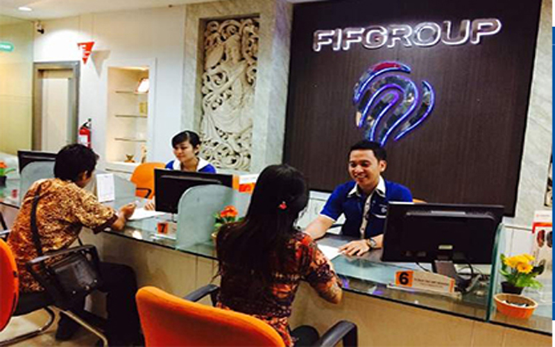 Customer Service FIF tengah melayani nasabah 