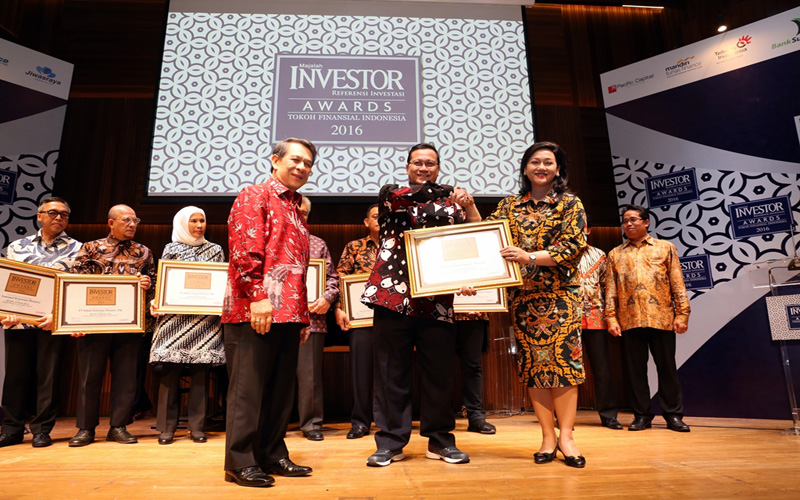 Direktur Utama KAI Edi Sukmoro menerima penghargaan BUMN Terbaik 2016