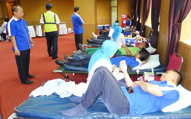 Salah satu kegiatan CSR Sucofindo, donor darah oleh para karyawan